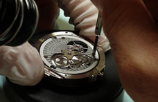 如何去除手表表带上的划痕和污渍